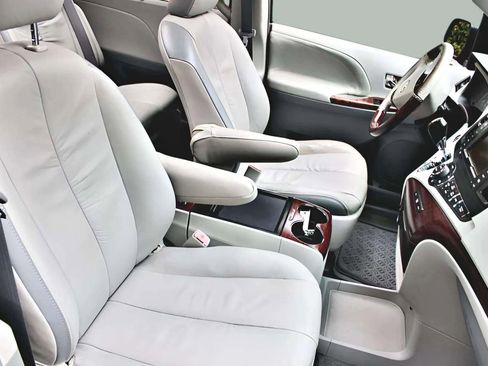 Used 2011 Toyota Sienna Limited w/ LTD Navigation Pkg image 39