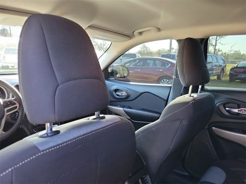 Used 2018 Jeep Cherokee Latitude w/ Mobile Office Group image 27