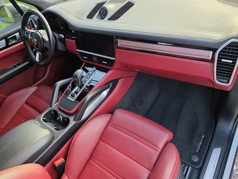 Used 2021 Porsche Cayenne Turbo S image 28