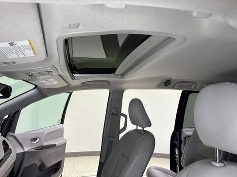 Used 2020 Toyota Sienna XLE AWD/4WD image 4