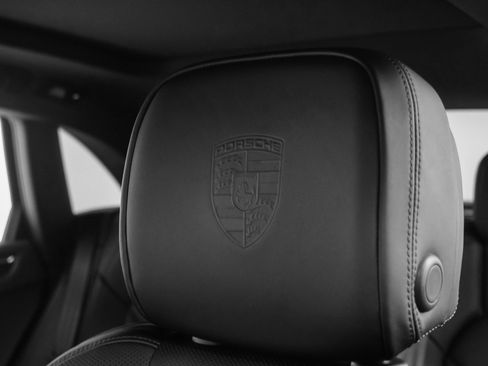 Used 2025 Porsche Macan image 41