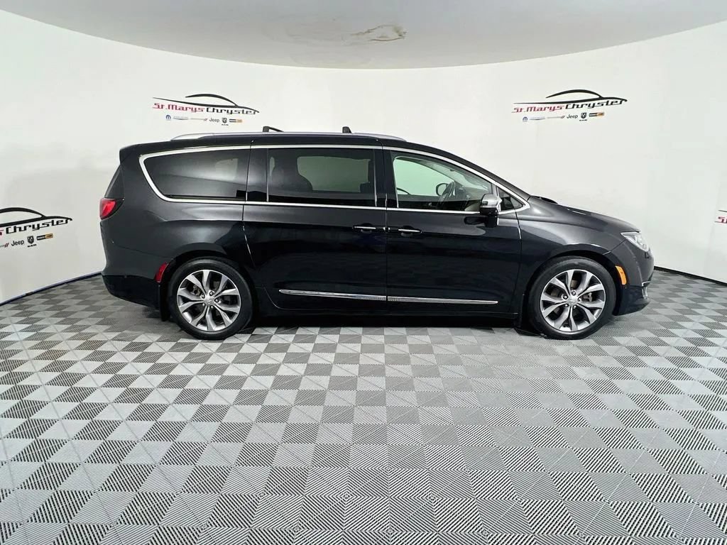 Used 2019 Chrysler Pacifica Limited w/ Tire & Wheel Group FWD image 9