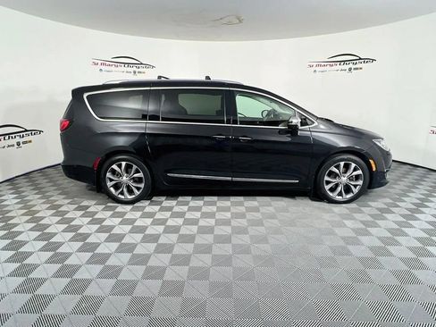 Used 2019 Chrysler Pacifica Limited w/ Tire & Wheel Group FWD image 9