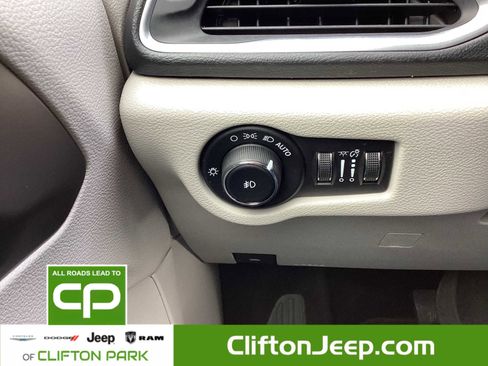 Certified 2018 Chrysler Pacifica Touring-L Plus image 28