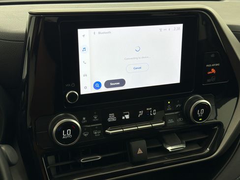 Used 2025 Toyota Highlander LE FWD image 20