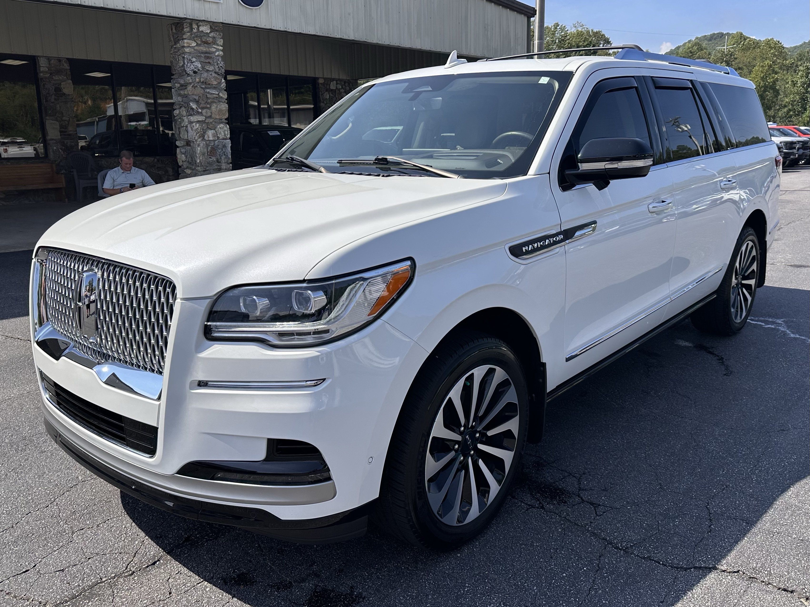 Used 2024 Lincoln Navigator L Reserve AWD/4WD image 2