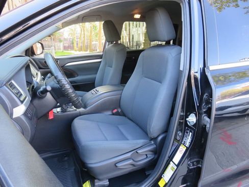 Used 2019 Toyota Highlander LE AWD/4WD image 10
