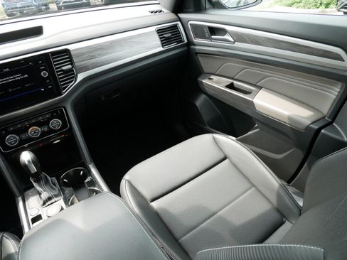 Certified 2023 Volkswagen Atlas Cross Sport SE w/ Panoramic Sunroof Package AWD/4WD image 11