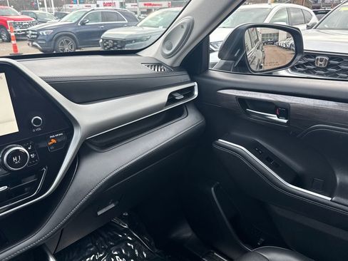 Used 2024 Toyota Highlander Platinum image 30