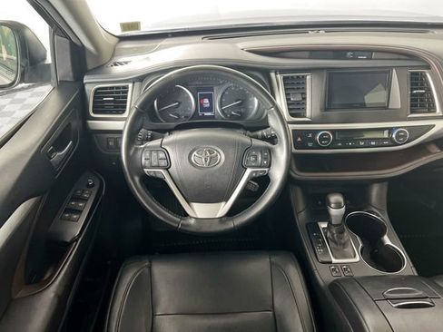 Used 2017 Toyota Highlander XLE AWD/4WD image 23