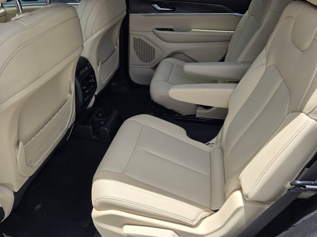 Used 2023 Jeep Grand Cherokee L Limited w/ Luxury Tech Group II RWD image 12