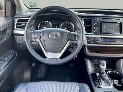 Used 2015 Toyota Highlander Plus FWD image 6