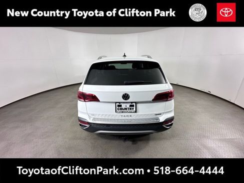 Used 2022 Volkswagen Taos SE image 4