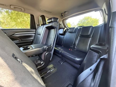 Used 2017 Toyota Highlander Limited w/ Preferred Accessory Package AWD/4WD image 22