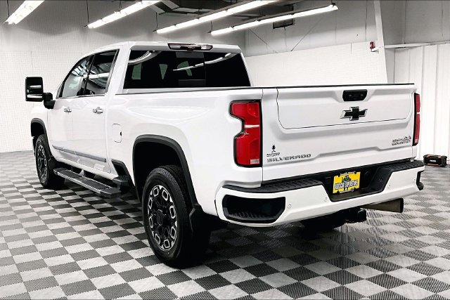 Used 2024 Chevrolet Silverado 2500 High Country w/ Technology Package AWD/4WD image 2