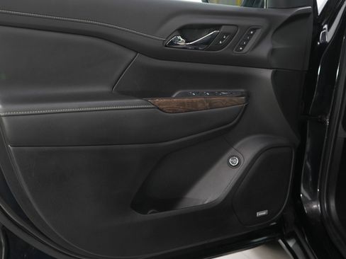 Used 2022 GMC Acadia Denali w/ Denali Ultimate Package image 22