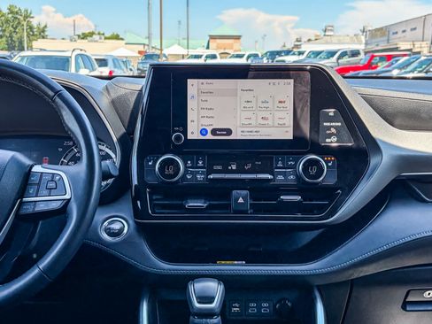 Used 2023 Toyota Highlander XLE FWD image 12