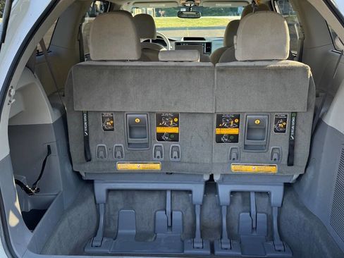 Used 2012 Toyota Sienna LE FWD image 21