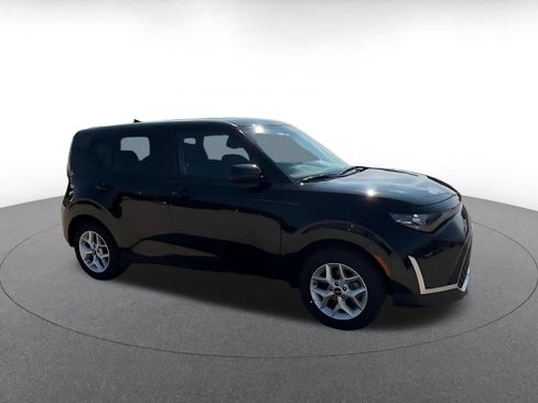 Used 2025 Kia Soul LX w/ LX Technology Package FWD image 2