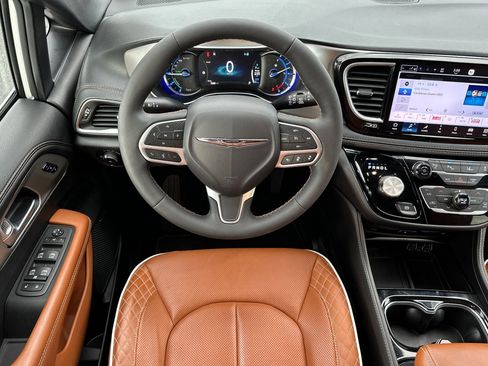 Used 2024 Chrysler Pacifica Pinnacle image 18