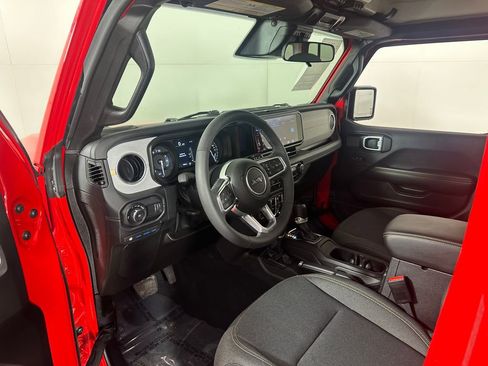 Used 2025 Jeep Wrangler Unlimited Sahara w/ Safety Group AWD/4WD image 18
