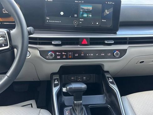 Used 2025 Kia Sorento EX FWD image 4