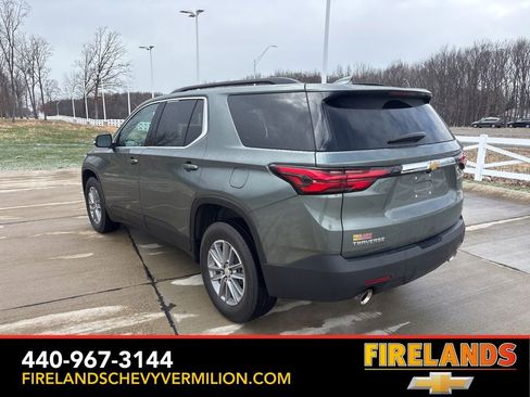 Used 2023 Chevrolet Traverse LT image 3