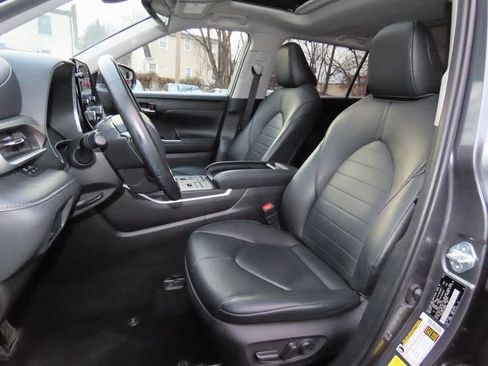 Used 2020 Toyota Highlander XLE image 13