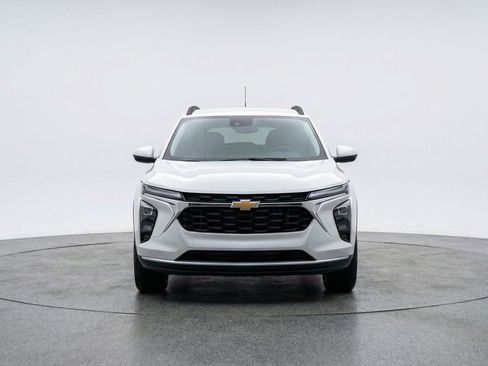 Used 2025 Chevrolet Trax LT w/ LT Convenience Package FWD image 2