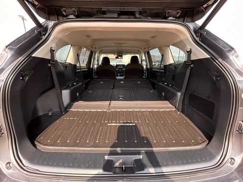 Used 2022 Toyota Highlander LE image 39