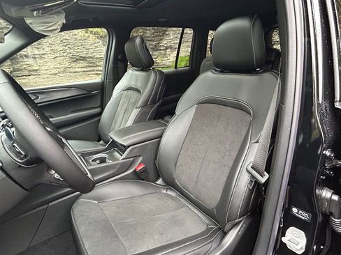 New 2025 Jeep Grand Cherokee Altitude image 14