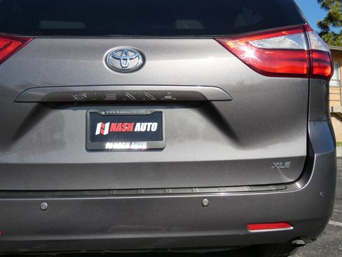 Used 2017 Toyota Sienna XLE image 9