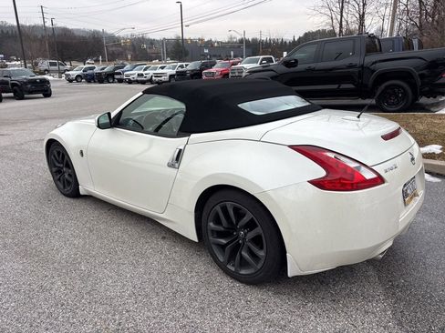 Used 2016 Nissan 370Z Touring image 4