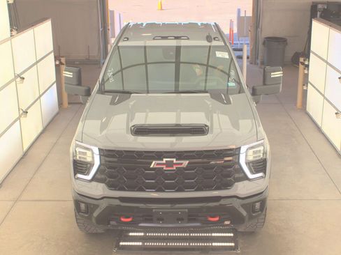 Used 2025 Chevrolet Silverado 2500 ZR2 w/ Technology Package image 2