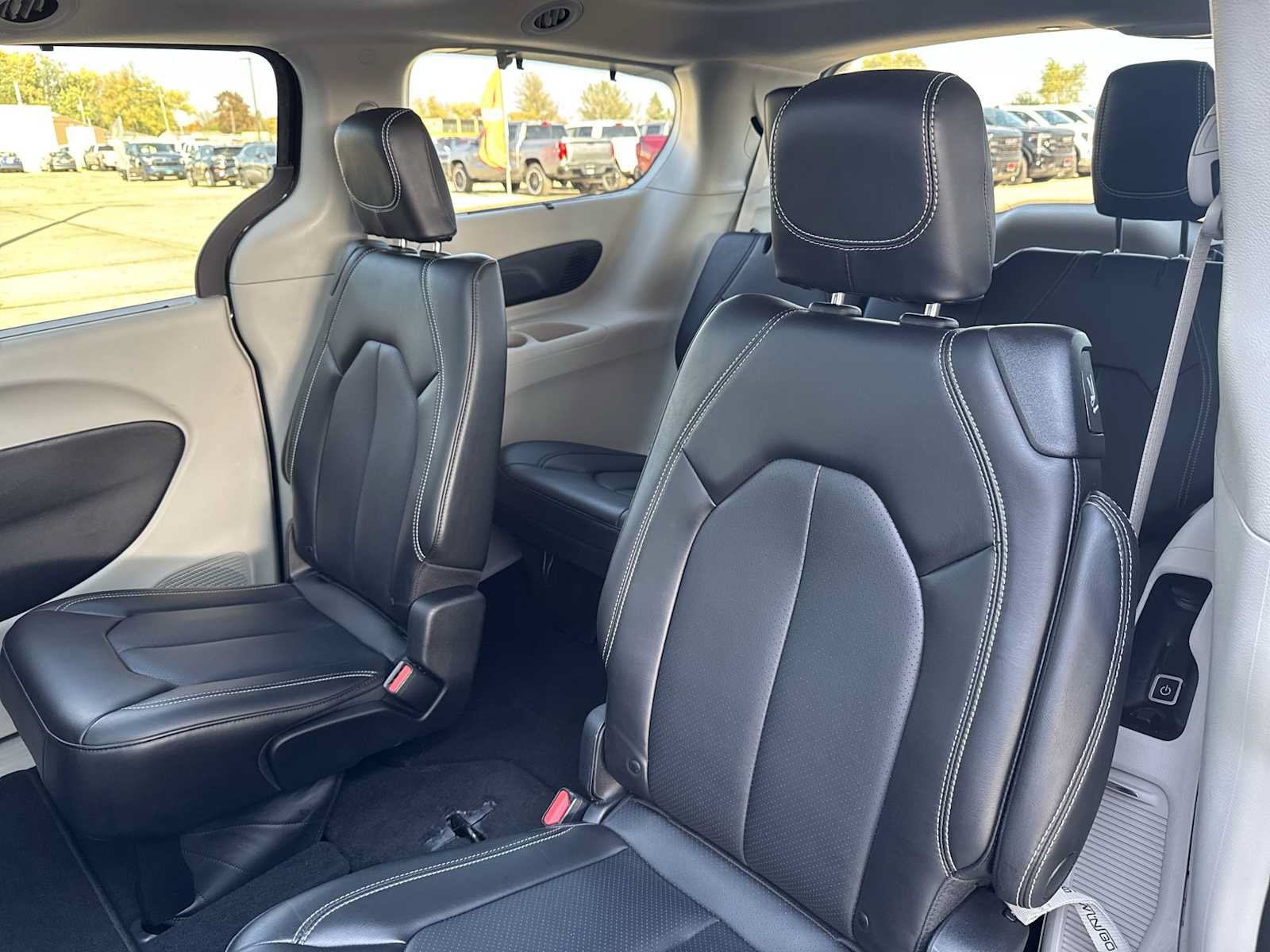 Used 2023 Chrysler Pacifica Touring-L w/ Uconnect Theater Family Group FWD image 29