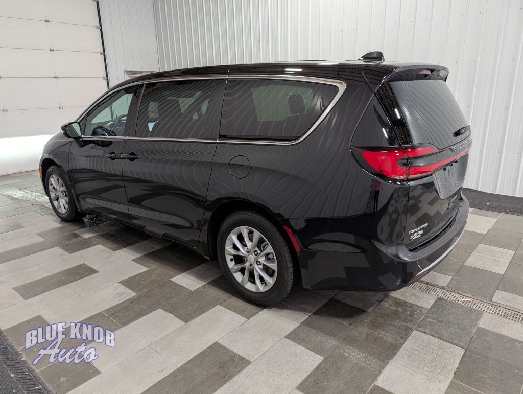 Used 2027 Chrysler Pacifica Limited FWD image 2