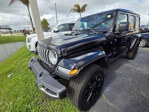 Certified 2025 Jeep Wrangler Unlimited Sahara w/ Safety Group AWD/4WD image 3