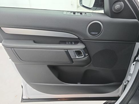 Used 2024 Land Rover Discovery Dynamic SE image 28