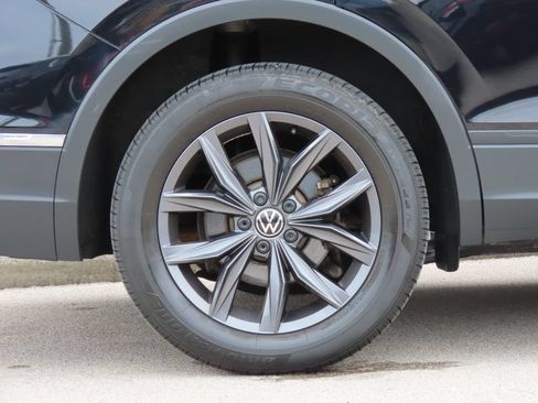 Used 2023 Volkswagen Tiguan SE w/ Panoramic Sunroof Package FWD image 17