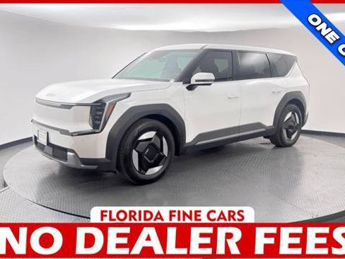 Used 2024 Kia EV9 Light Long Range RWD image 1
