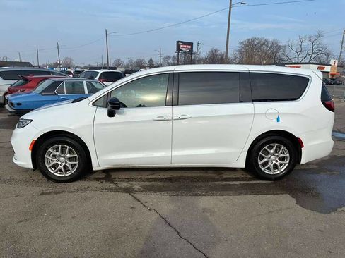 Used 2025 Chrysler Pacifica Select image 4