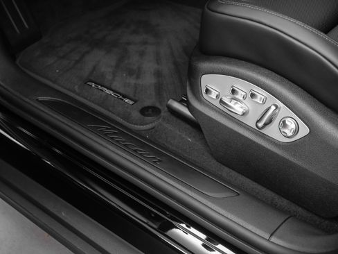 Used 2025 Porsche Macan image 27