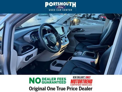 Used 2024 Chrysler Pacifica Touring-L image 4