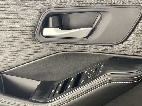 Used 2023 Nissan Rogue SV image 18