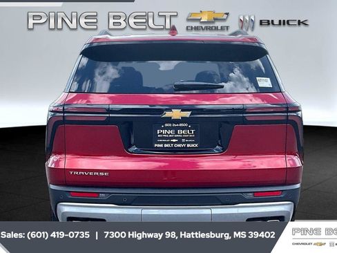 Used 2026 Chevrolet Traverse LT FWD image 4