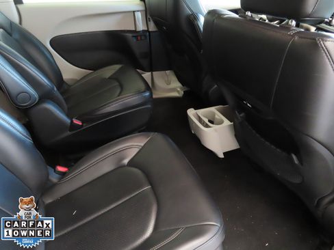 Used 2024 Chrysler Pacifica Select image 26