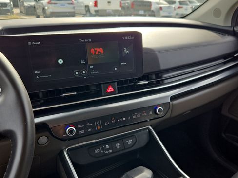 Used 2025 Kia Carnival FWD image 23