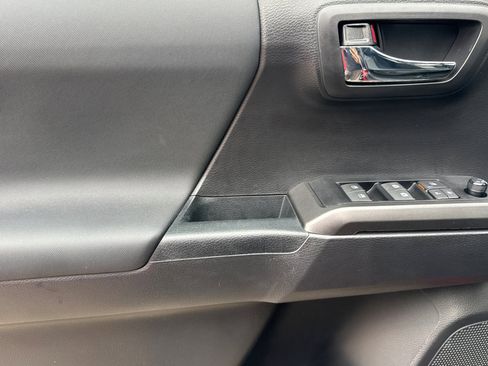 Used 2022 Toyota Tacoma TRD Sport image 11