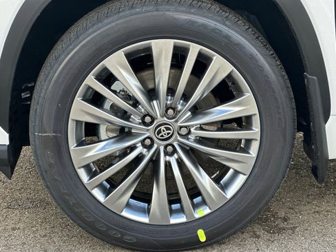 New 2026 Toyota Highlander XLE image 33