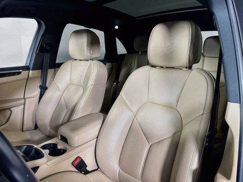 Certified 2024 Porsche Macan AWD/4WD image 5